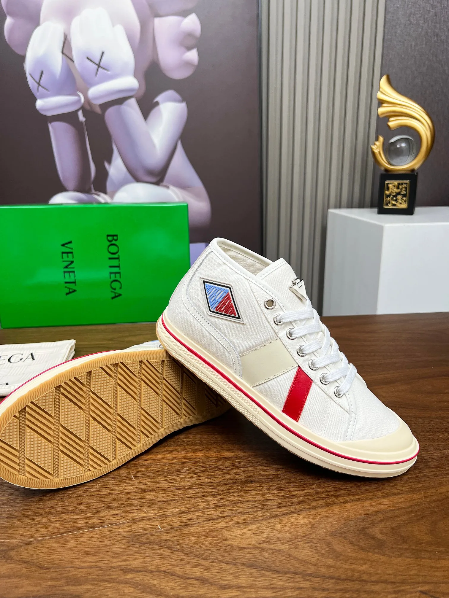 Men's men's shoes 💰520💰 Bottega Veneta BV's latest Eliot series retro basketball shoes casual sports canvas shoes 🔥Become a god when it is launched!🔥 Inspired by retro basketball sneakers, the color combination highlights youthful vitality and perfectly interprets the theme of youth and childlike innocence. The details are also very particular. The summer canvas brings excellent durability and comfort. Designs such as calfskin trim, rubber toe caps and hand-painted retro red lines are full of retro feel. The round toe and convex sole add a modern feel and are suitable for various styles. Easily create a fashionable atmosphere. The upper foot is the focus...can be worn as a couple's shoes...The red lines on each shoe edge are hand-painted, which adds more taste and attitude! ✦Fabric: Original customized high-density canvas + cowhide ✦Inner lining: original customized breathable canvas ✦Insole: movable latex cowhide insole ✦Sole: original molded non-slip and wear-resistant TPU material ✦Sole thickness: 3cm ✦Number of sizes: female size 35--40, female 40 is customized and non-returnable ✦Number: male size 39--45, male 45 is customized and non-returnable